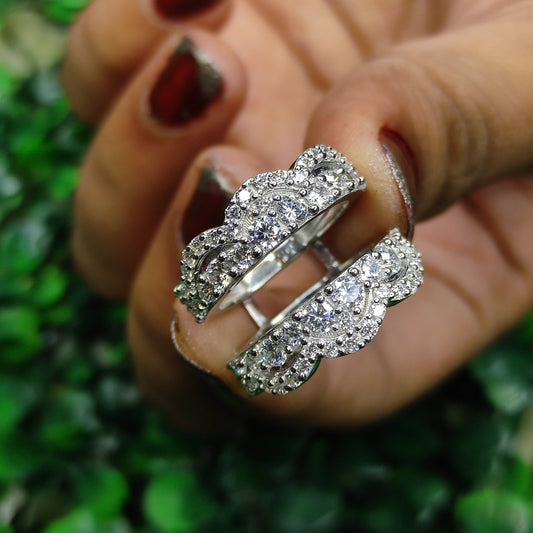 Anillo de boda con zafiro blanco y azul que realza la envoltura