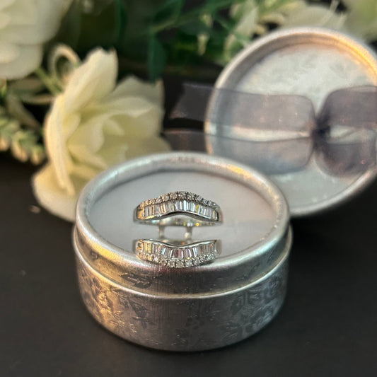 Anillo de bodas con diamantes de talla baguette vintage que realza la envoltura 