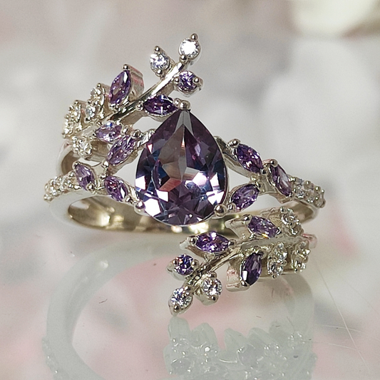 Anillo de compromiso con halo de esmeralda